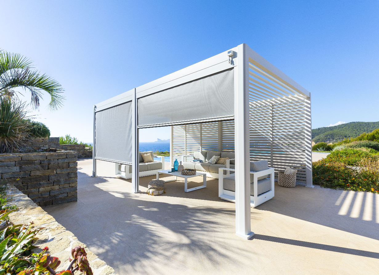 8 chaises de jardin avec coussin autour d'une table de jardin sur une terrasse près d'une piscine