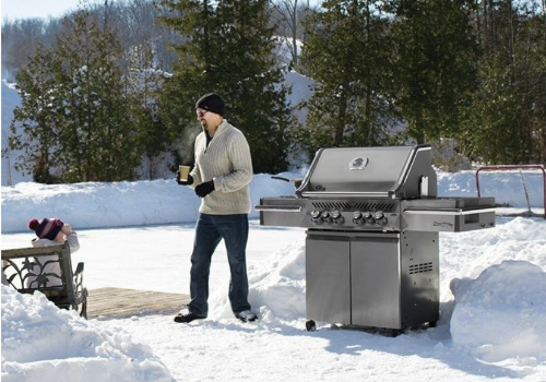 barbecue à gaz inox sous la neige