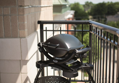 barbecue weber électrique sur pied sur un balcon 