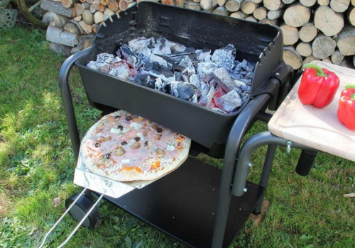 barbecue en fonte à charbon qui permet aussi de cuir une pizza.