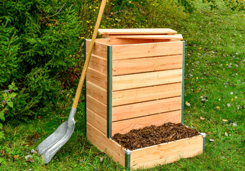 Composteur en bois de grande taille dans un jardin
