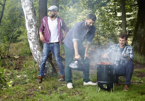 fumoir weber noir en cuisson chaude en pleine forêt