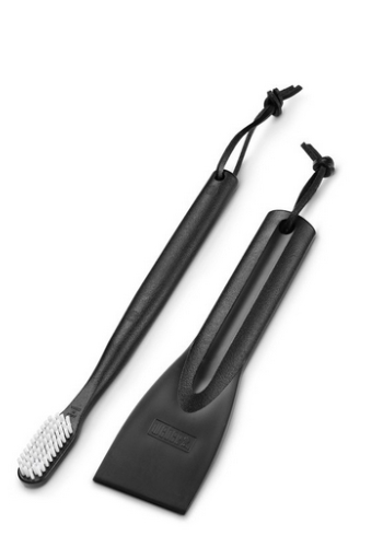 Une brosse noire et une spatule noire pour entretenir la cuve et la grille de son barbecue.