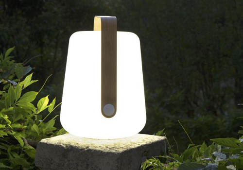 Lampe design dans la nuit