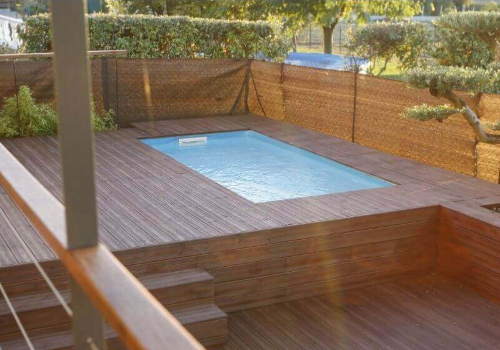 piscine en bois incrusté dans une terrasse en bois