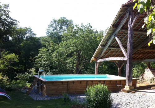 piscine hors sol en bois dans jardin