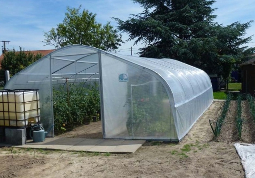 serre tunnel ou maraichère avec double porte et récupérateur d'eau