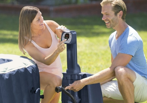 Spa gonflable Rond bleu de la marque Intex avec un couple qui gonfle le spa