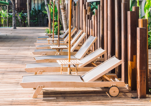 transat bain de soleil en bois sur terrasse en bois