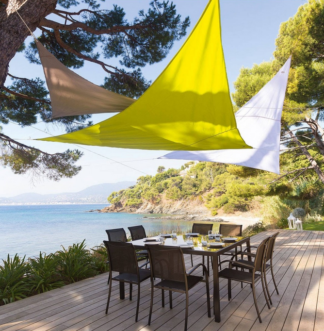 voile d'ombrage triangulaire beige blanc jaune terrasse salon de jardin